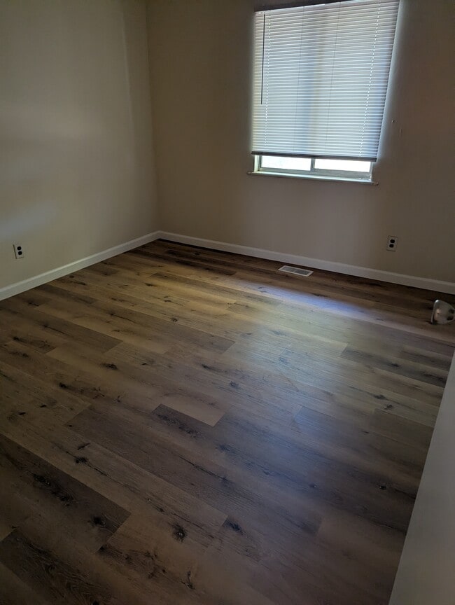 Building Photo - 3312 York Dr