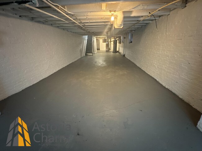 Building Photo - Comfortable 3-Bedroom with Hardwood Floors...