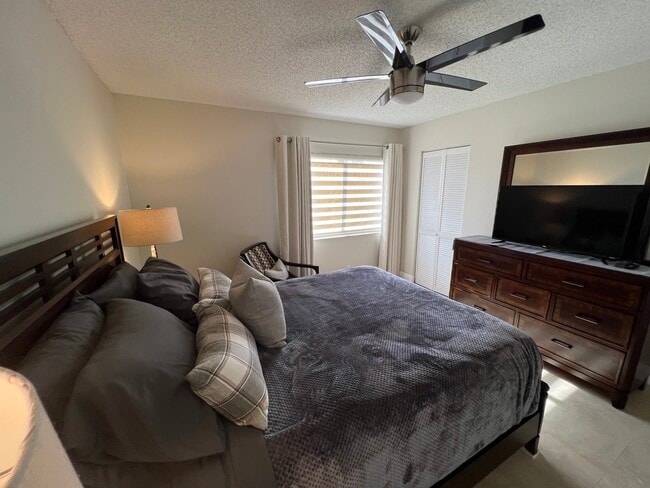 Building Photo - 221 Pine HOV Cir