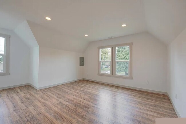 Building Photo - 1191 SE Jefferson St