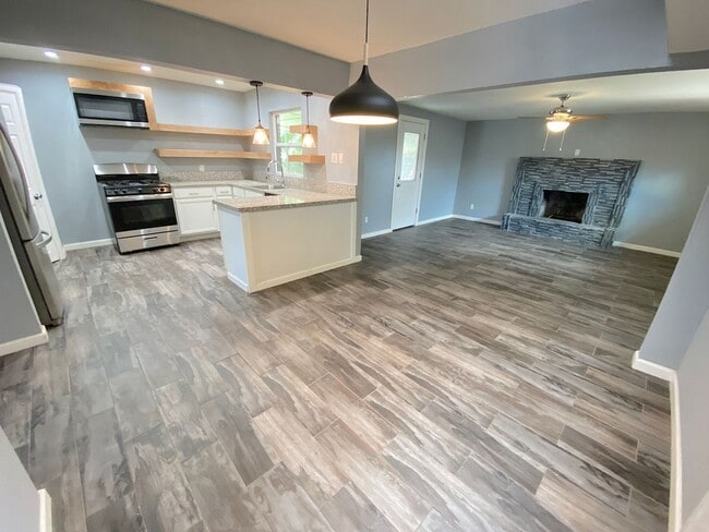 Building Photo - West El Paso 4 bed/2 Bath refrig A/C Home!