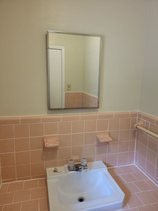 Building Photo - 3 BD 1.5 BA Ocean Springs Rental in the Go...