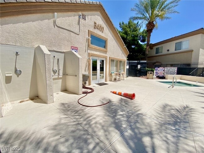 Building Photo - 3400 Cabana Dr