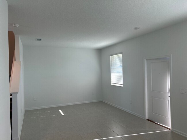 Building Photo - Spacious Corner Unit 3BR/2.5BA Townhome in Kissimmee!