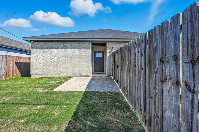 Building Photo - 10022 Everton Pl