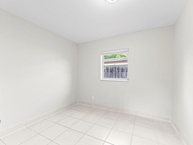 Building Photo - 21200 NE 12th Ct