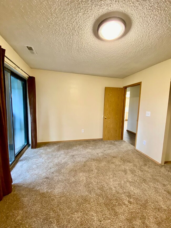 Building Photo - Unbeatable Price for 2 bed in 80916!  Secu...