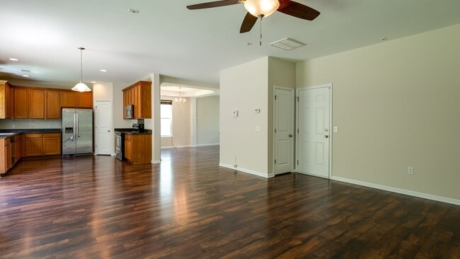 Building Photo - 4 Bedroom 2.5 Bath House in Sophia Landing...