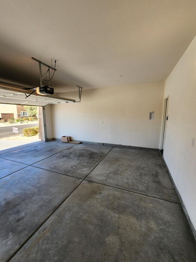 Building Photo - Newer 4 Bed / 3 bath Home MOVE-IN NOW SPECIAL!