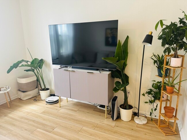 Building Photo - 533 NE 3rd Ave