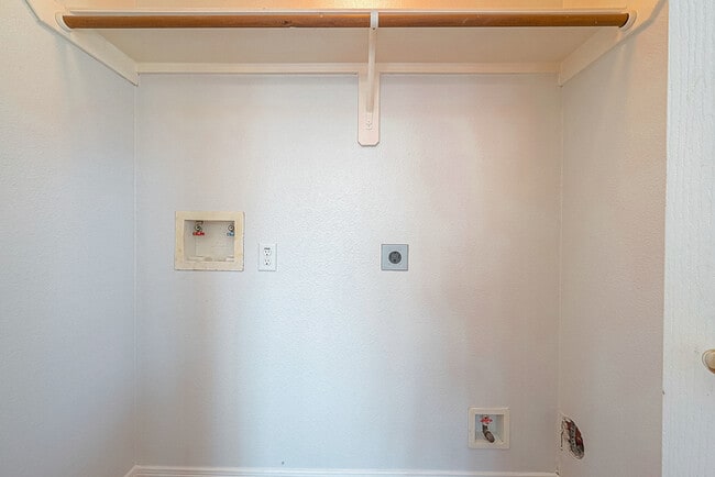 Building Photo - Spacious 3-Bedroom, 2-Bathroom Home with F...