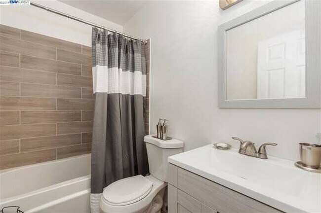 Building Photo - $2,490 - THE NICEST FIRST FLOOR CONDO IN P...