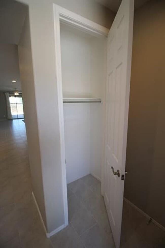 Building Photo - Desirable La Estancia Neighboorhood