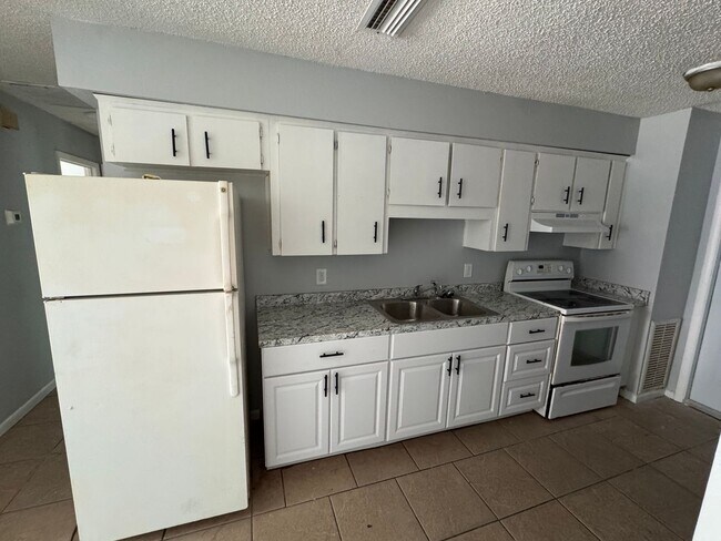 Building Photo - 911 N Iowa Ave