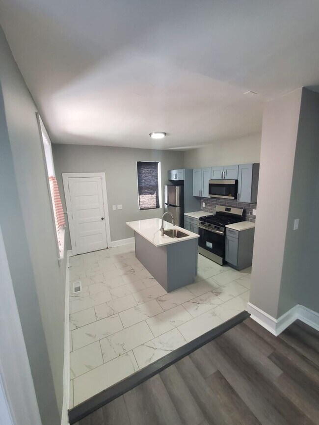 Building Photo - Stunning three bedroom in super convenient part of West Philly