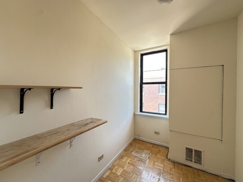 Building Photo - 3147 W Medill Ave
