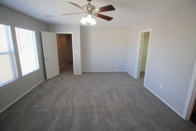 Building Photo - Fantastic 3bed/2.5 bath in Southwest ready for immediate move-in! Make the Move for Less: $500 Of...