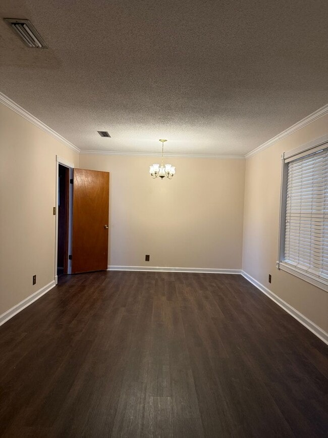 Building Photo - 102 Victoria Dr