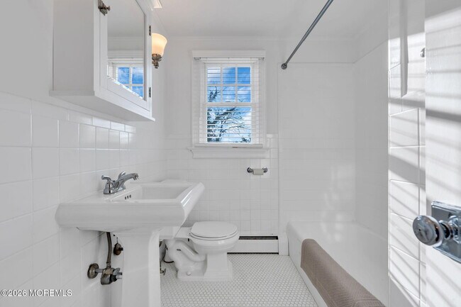 Building Photo - 723 Pitney Dr