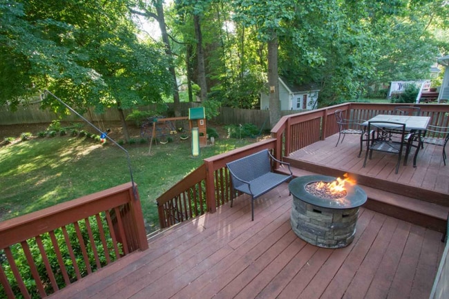 Building Photo - 3 bedroom home - great backyard - Lake Jeanette