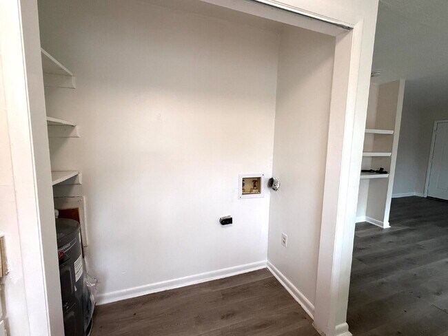 Building Photo - "Charming 2-Bed Oasis in Huntsville - Cozy 869 Sq. Ft. Retreat!"