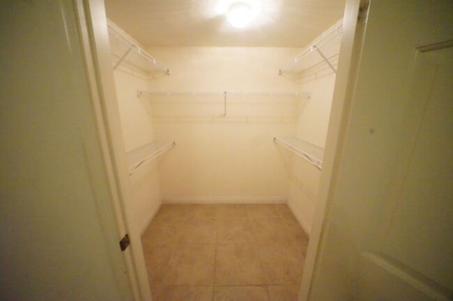 Building Photo - SHOWINGS AVAILABLE NOW