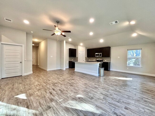 Building Photo - Charming 4/BR 2/BA Home with 2-Car Garage and Private Fenced Backyard