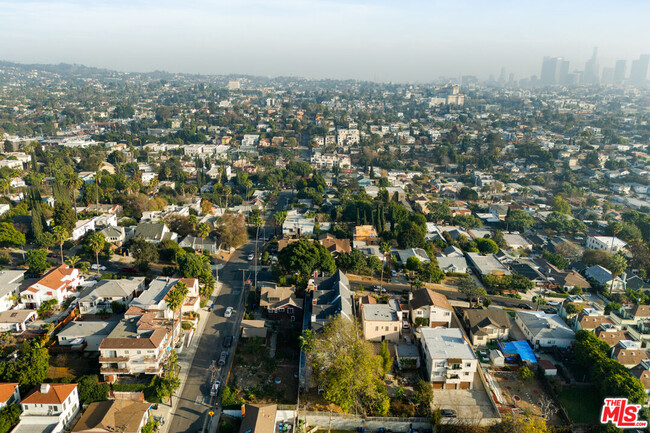 Building Photo - 747 Micheltorena St