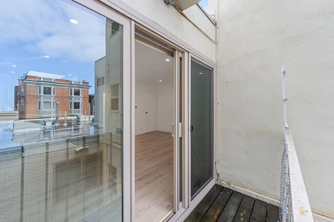 Building Photo - Modern 1BR/1BA Penthouse in Pacific Height...