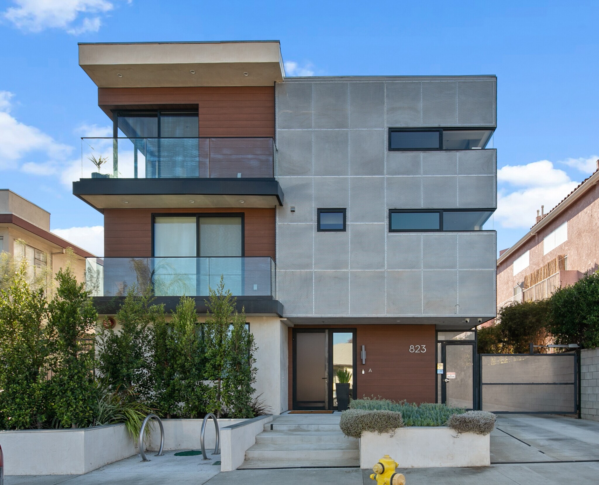 Building Photo - 823 N Fuller Ave