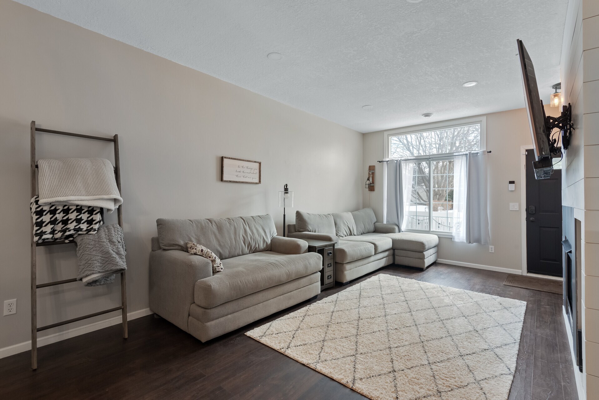 Building Photo - 13055 Europa Trail Way N