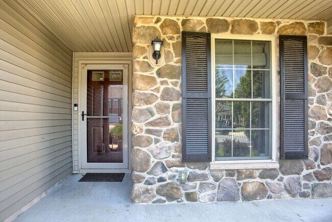 Building Photo - 690 Stoverdale Rd