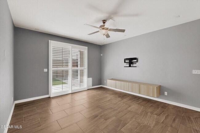 Building Photo - 320 S Manzanita Dr