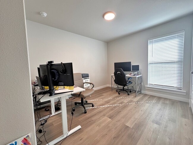 Building Photo - 10817 Saloon St