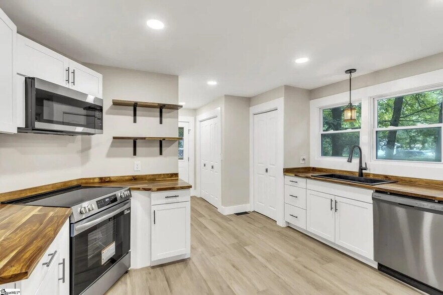 Building Photo - 203 Brockman Ave