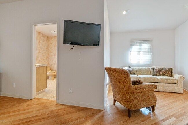 Building Photo - 8423 E Thunderbird Rd