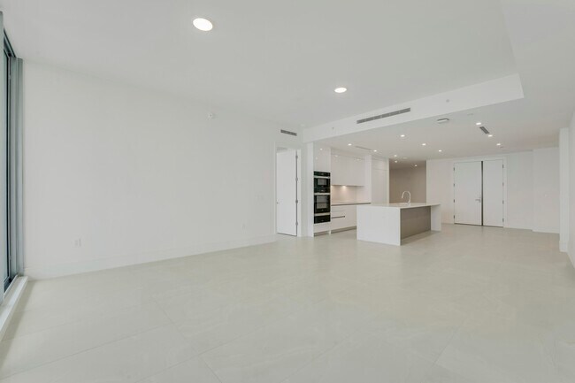 Building Photo - 220 Lake Shore Dr