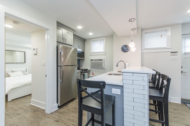 Building Photo - Hip 1 Bed/2Bath w/ Den; Gorgeous exterior and spacious interior features in Chestnut Hill!