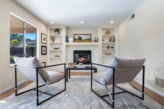 Building Photo - Stunning 4 Bedroom 2.5 bath in Woodward Park area!