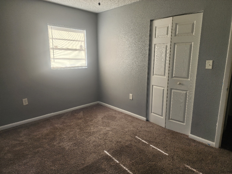 Building Photo - 2118 Navel Cir S