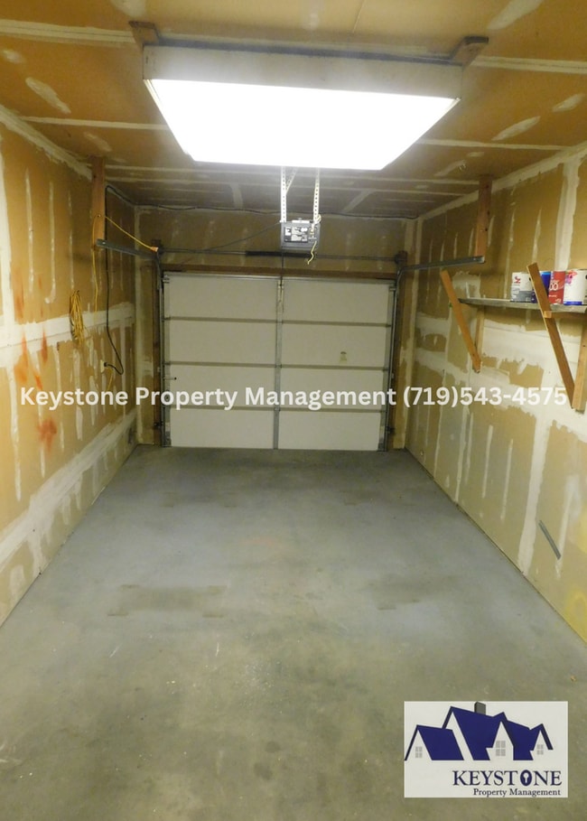 Building Photo - 879 S Bellflower Dr
