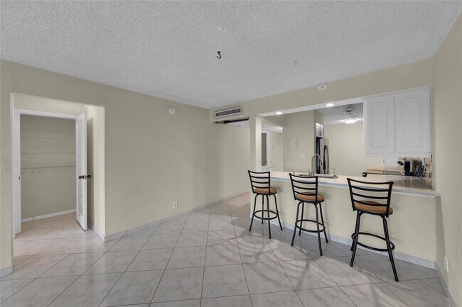 Building Photo - 7 Royal Palm Way