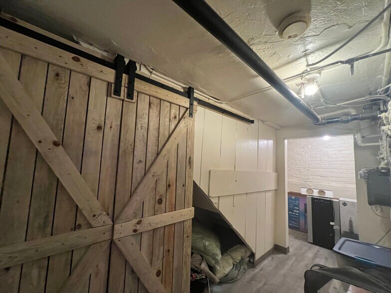 Building Photo - 1620 W Thome Ave