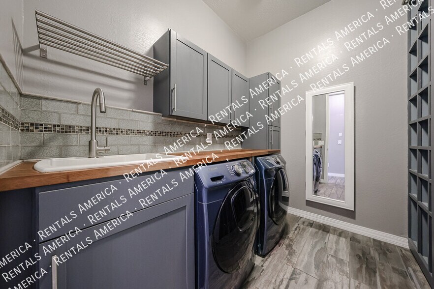Building Photo - 5833 S Wilson Way