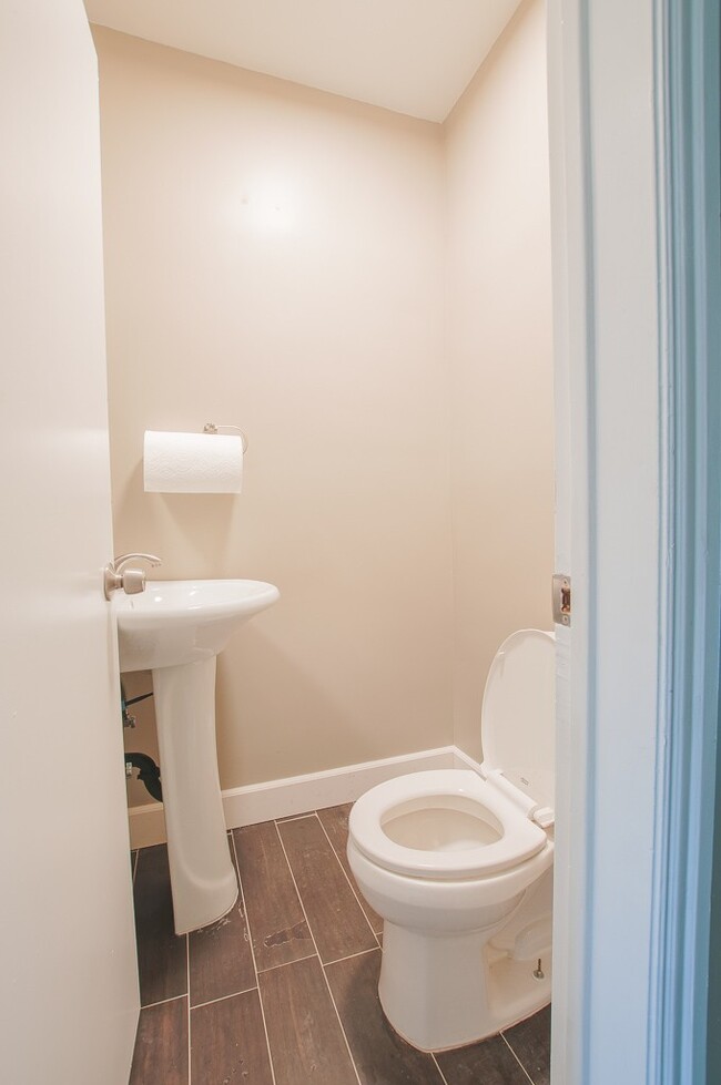 Building Photo - Amazing 3 bed 2.5 bath single family house...
