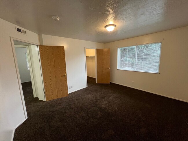 Building Photo - Cozy 3B/1 Bath Apartment in Millcreek