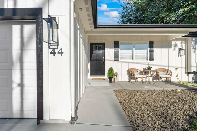 Building Photo - 44 S Sugar Ave