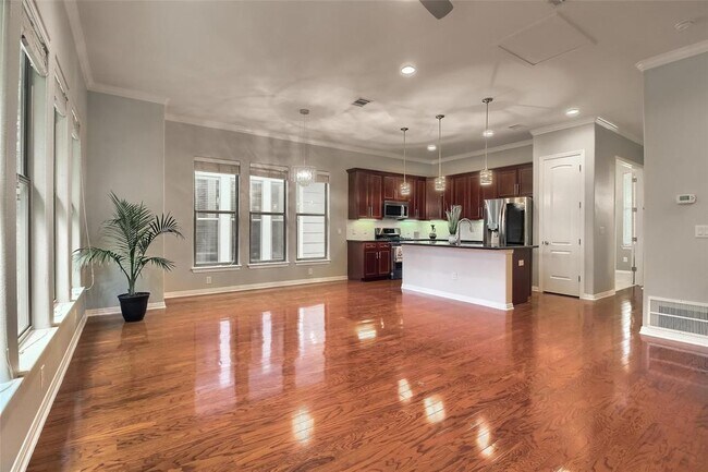 Building Photo - 1115 Kinney Ave