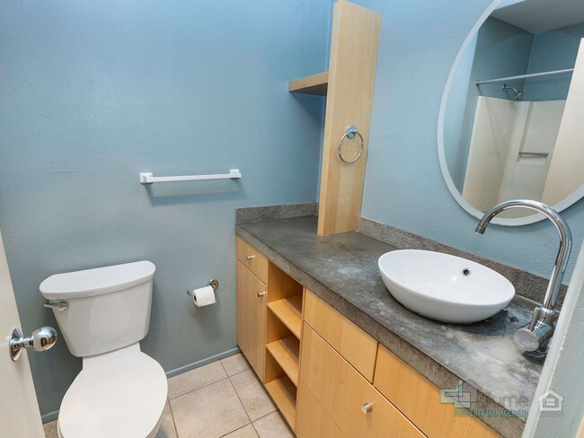 Building Photo - 1-Month Rent Free! Condo Near OHSU with Huge Deck, Stunning Views and Parking