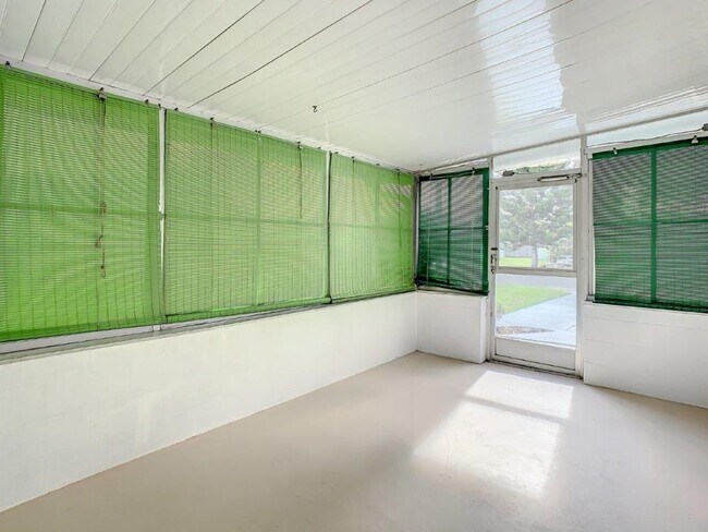 Building Photo - Beautiful 2/2 ~1000Sq. Ft. with NEW floors...
